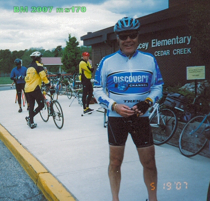 A MS cyclist wearing A Discovery Team jersey.